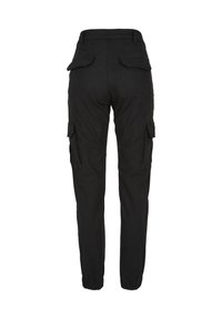 Černé pracovní kalhoty s elastickými lemy, kapsami s klopami vzadu a na bocích, zobrazené zezadu na bílém pozadí.
