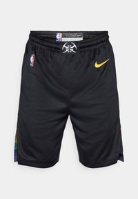 Juodi krepšinio šortai su tinklinės tekstūros, elastine juosta, geltonu Nike swoosh, NBA logotipu ir vaivorykštės spalvų juostomis šonuose.