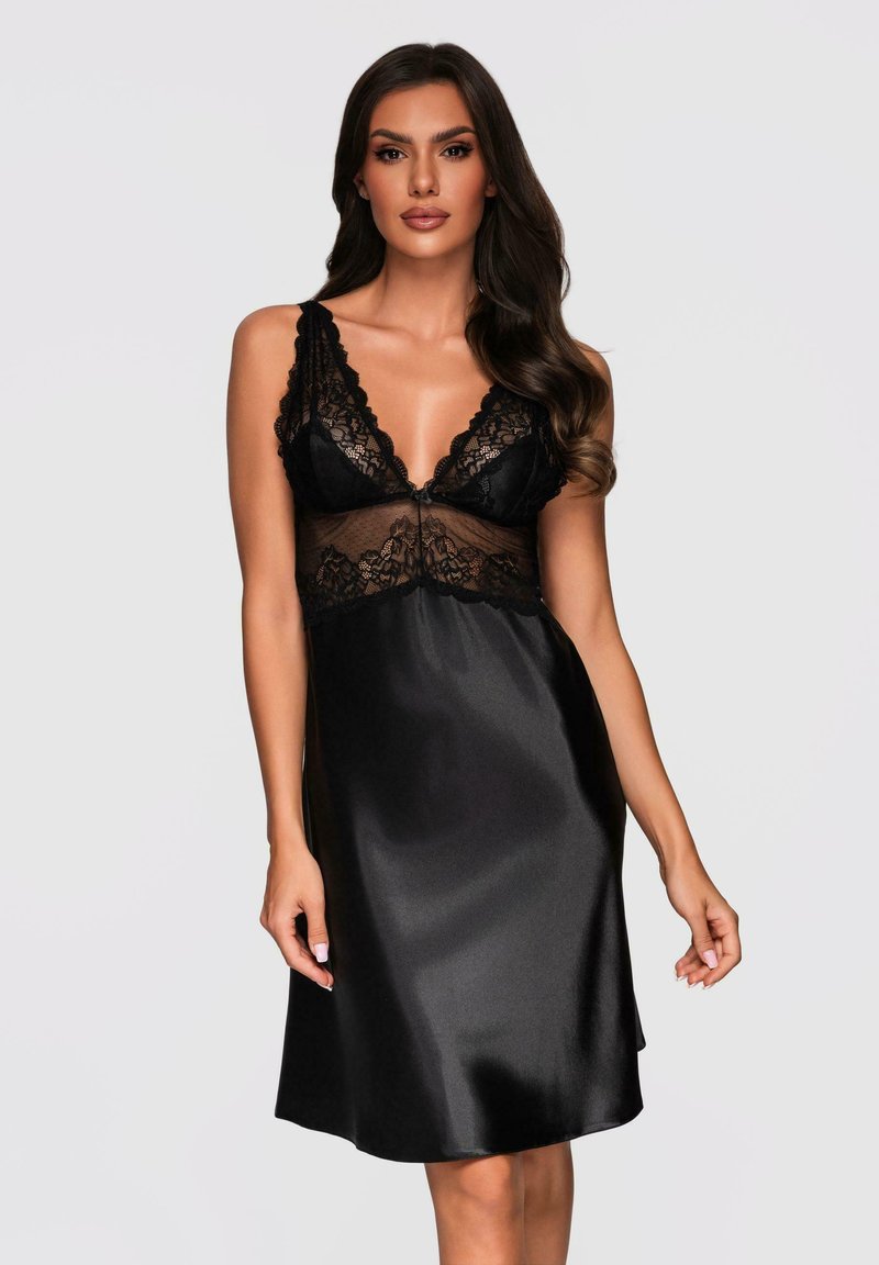 Abito sottoveste in satin nero con dettagli in pizzo sul corpino, dotato di scollatura a V profonda e spalline regolabili. Texture liscia e forma ad A.