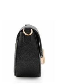 Bolso de cuero negro texturizado con una forma estructurada, que presenta un anillo y detalles en hardware en tono dorado. La vista lateral resalta líneas limpias y acentos.