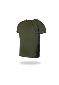 T-shirt verde oliva a maniche corte in cotone, con bottoni a pressione sulla spalla e un logo sul lato sinistro in basso.