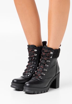 Buffalo, Bottines à talons hauts - black