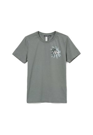 T-shirt verde a maniche corte con scollo rotondo e una piccola stampa botanica grigia e bianca sulla parte sinistra del petto.