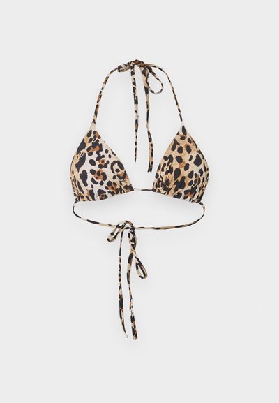 Haut de bikini triangle imprimé léopard avec bretelles à nouer autour du cou et du dos sur fond blanc.