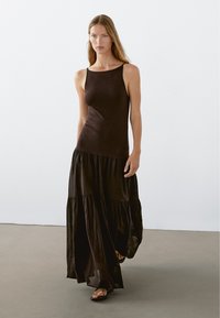 Massimo Dutti LONG STRAPPY HALTER NECK - Maxiklänning - brown
