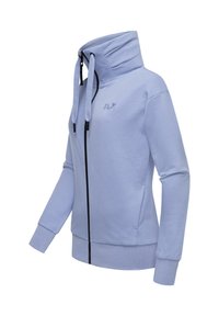 Svijetloplavi zip-up dukserica s visokim ovratnikom, crnim patentnim zatvaračem i vezicama. Ima rebraste manžete i donji rub te izvezeni logo sprijeda.