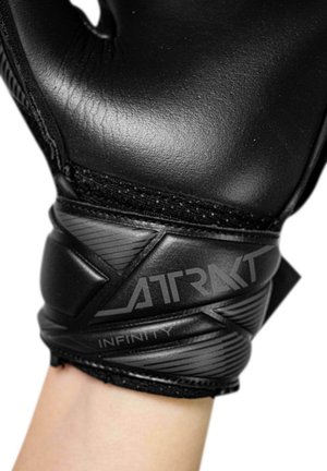 Mano que lleva un guante de boxeo negro ATRAKT Infinity con soporte acolchado para la muñeca y agarre texturizado, mostrado sobre un fondo blanco.