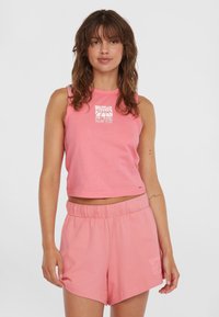 Roze mouwloze cropped top met een grafisch ontwerp, gecombineerd met bijpassende roze shorts met een elastische tailleband en een losse pasvorm.