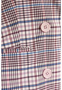 Karo-Stoff mit pinken, blauen und burgunderfarbenen Linien; verfügt über einen pinken Knopf und eine seitliche Tasche; glatte Textur mit Gittermuster-Details.