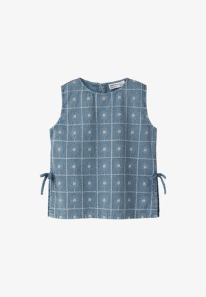Mouwloos blauw topje met vierkant ruitpatroon met witte geborduurde bloemen, zijstrikjes en een kleine knoopsluiting aan de achterkant.