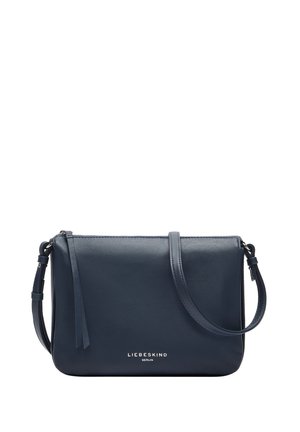Marineblaues Leder-Crossbody-Bag mit glatter Textur, Reißverschlussverschluss, verstellbarem Tragegurt und Logodetails auf der Vorderseite.