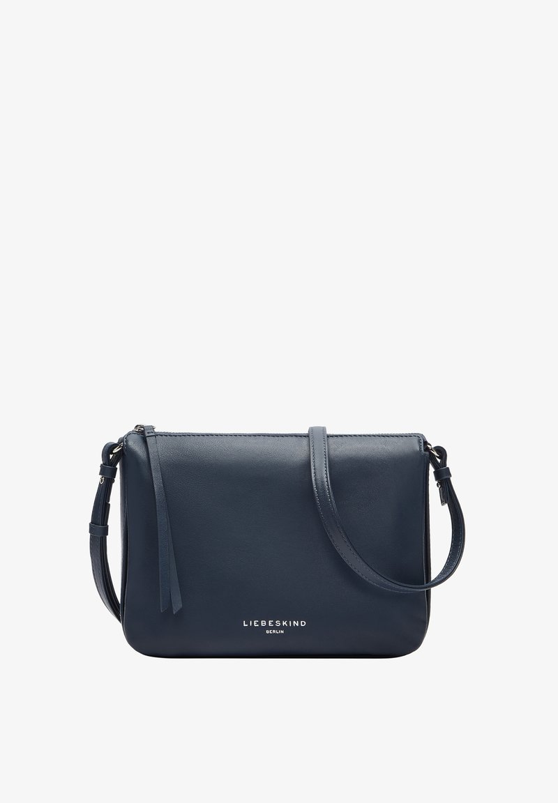 Borsa a tracolla in pelle blu navy con una superficie morbida, chiusura a zip, tracolla regolabile e dettagli con logo sul fronte.