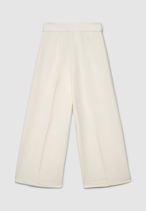 Pantaloni a gamba larga in tessuto morbido color crema, caratterizzati da una texture liscia, pieghe frontali e una cintura piatta. Adatti a diverse occasioni.