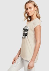 Merchcode SPRING AND CHILL EXTENDED SHOULDER  - T-Shirt print - whitesand