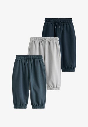 Tre par joggebukser med elastisk talje og snøre i mørkeblå, lysegrå og marineblå, arrangeret overlappende.