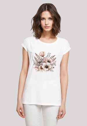Weißes Baumwoll-T-Shirt mit grafischem Blumenmuster in sanften Rosa-, Grau- und Schwarztönen, mit umgeschlagenen Ärmeln und rundem Halsausschnitt.