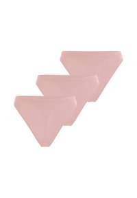 Drie paar roze katoenen bikinislips met een gladde textuur en een lage taille. Elk heeft een minimalistisch ontwerp en elastische tailles.