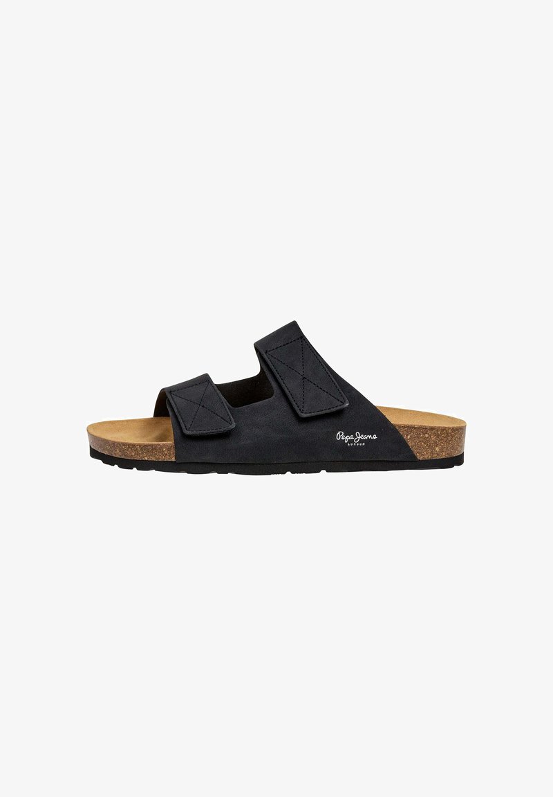 Sandale noire à talon ouvert avec deux sangles ajustables, semelle intérieure en liège et semelle plate, avec le logo blanc Pepe Jeans London sur le côté.