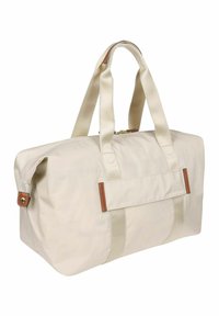 Borsa da viaggio in tessuto beige con chiusura a zip, doppi manici in tessuto e una toppa in pelle marrone sul fronte. Texture liscia.