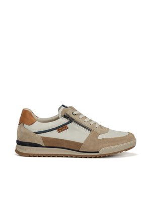 Beige en witte casual sneaker met suède en leren panelen, zijrits, vetersluiting aan de voorkant en merkzool en label.