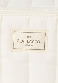 The Flat Lay Co. MARSHMALLOW FLAT LAY MAKEUP BOX BAG - Trousse - vanilla