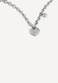 Collana in argento con ciondolo a forma di cuore impreziosito da cristalli trasparenti e un piccolo charm a forma di cuore.