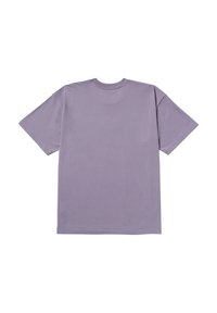 Tričko s krátkým rukávem z světlého purpurového bavlněného materiálu. Obsahuje kulatý výstřih a volný střih. Hladká textura bez viditelných vzorů nebo akcentů.
