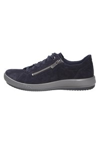 Marineblaue Wildledersneaker mit grauem Gummisohle, seitlichem Reißverschluss und traditionellem Schnürsystem an der Vorderseite, glatte Textur und abgerundete Zehenform.