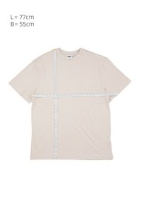 Beige T-Shirt mit kurzen Ärmeln und einem Maßband, das eine Länge von 77 cm und eine Breite von 55 cm auf weißem Hintergrund zeigt.