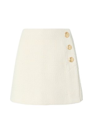 Witte, textuurvolle rok met een uitlopende vorm, voorzien van drie gouden knopen aan de zijkant en een subtiele zakdetail.