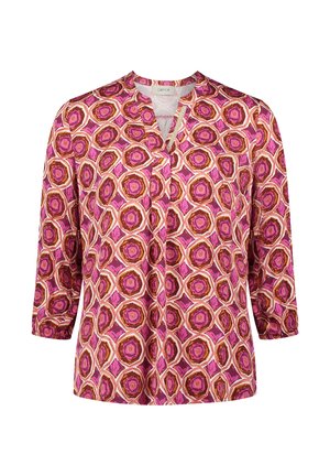 Blouse à motifs avec un col en V et des manches trois-quarts. Présente des motifs hexagonaux en rose, orange et blanc sur un fond clair.