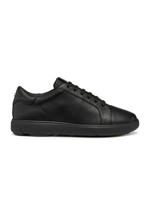 Baskets en cuir noir au design épuré, à bout rond et surface texturée. Elles disposent de lacets plats et d'un col rembourré pour le confort.