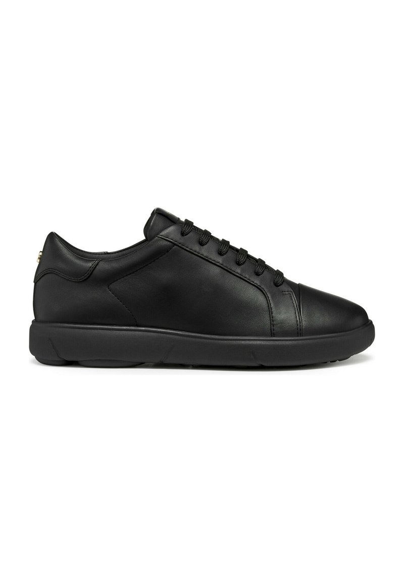 Baskets en cuir noir au design épuré, à bout rond et surface texturée. Elles disposent de lacets plats et d'un col rembourré pour le confort.
