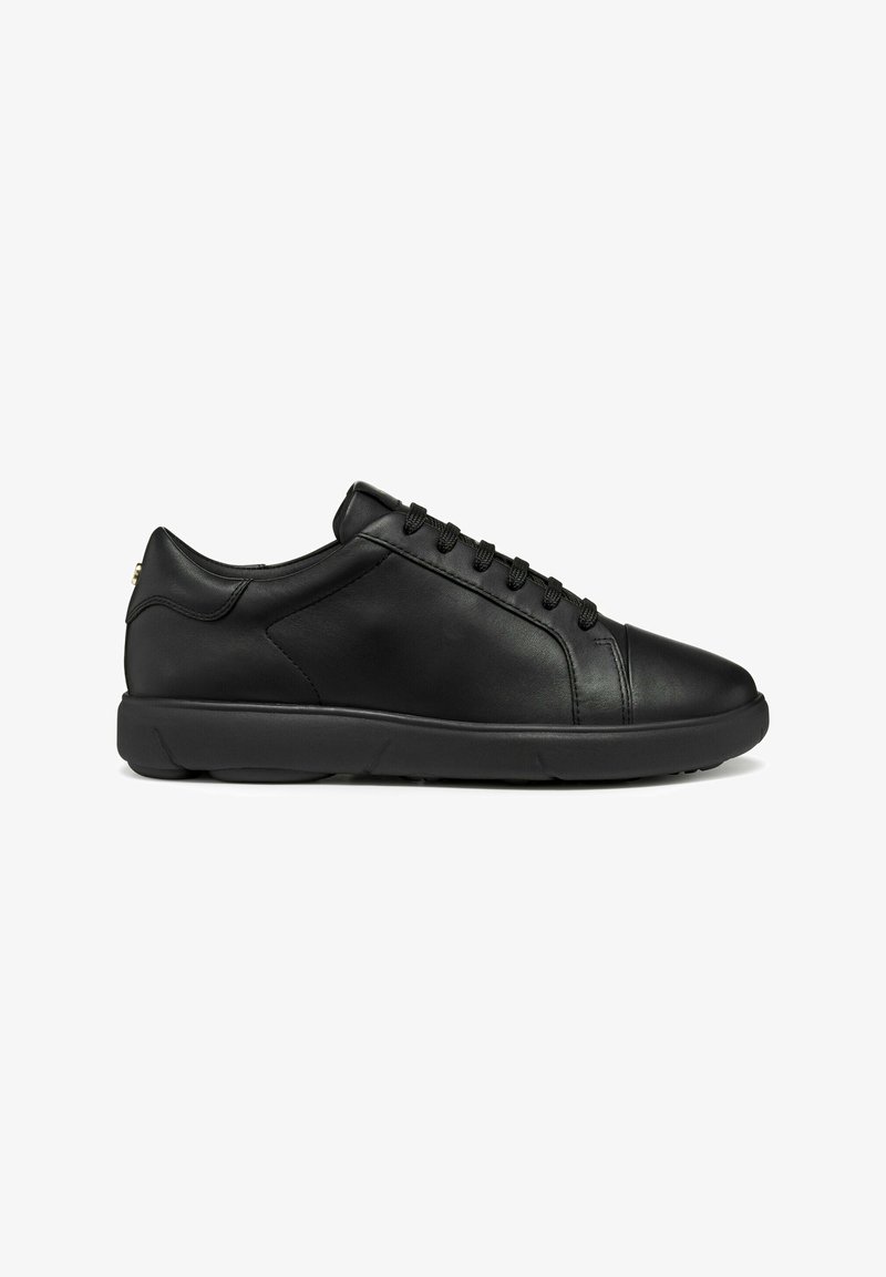 Sneaker in pelle nera con un design elegante, punta rotonda e superficie testurizzata. Presenta lacci piatti e un collare imbottito per il comfort.
