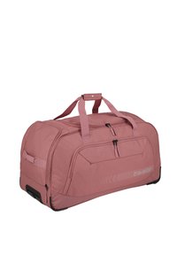 Borsa da viaggio in tessuto rosa con chiusura a doppia zip, manici superiori, tasca laterale e base rinforzata con dettagli. Presenta una superficie testurizzata e un logo.
