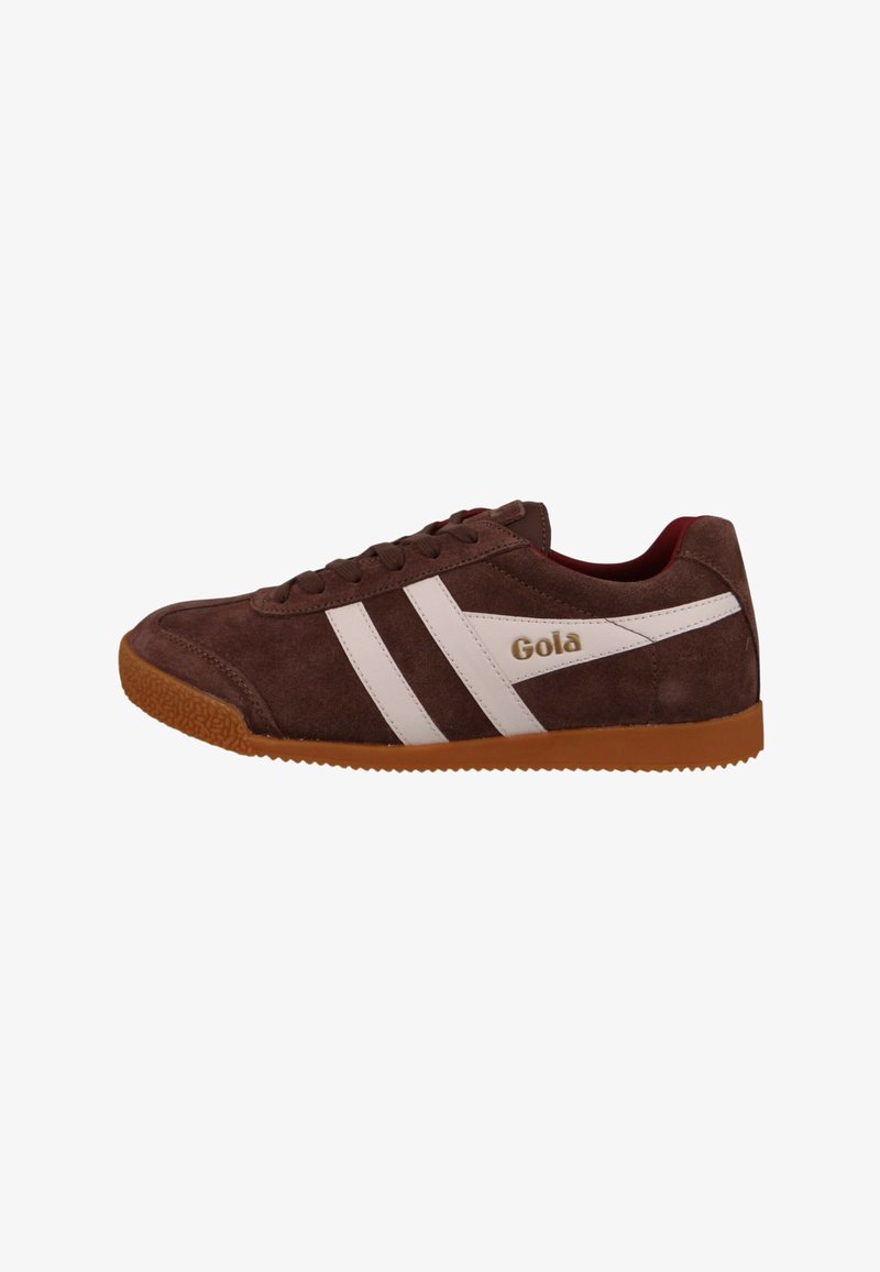 Zapatilla Gola de ante marrón con rayas laterales blancas, suela de goma y diseño con cordones, vista lateral sobre un fondo blanco.