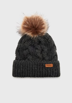Bonnet tricoté gris foncé avec un large bord-côte, pompon en fausse fourrure couleur fauve sur le dessus et petite étiquette brune Barbour England sur le bord.