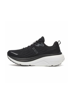 Chaussure de course noire avec dessus en mesh respirant, semelle blanche épaisse et coussinée, lacets noirs, languette au talon et marquage Saucony sur le côté.