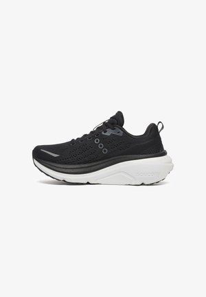 Schwarzer Laufschuh mit atmungsaktivem Mesh-Obermaterial, weißer dicker gepolsterter Sohle, schwarzen Schnürsenkeln, Fersenlasche und Saucony-Logo an der Seite.