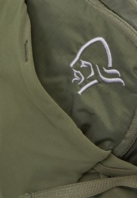 Alyvuogių žalios spalvos kuprinė su tekstūruotu audiniu, papuošta išsiuvinėtu baltu logotipu. Includes adjustable straps and a zippered pocket.