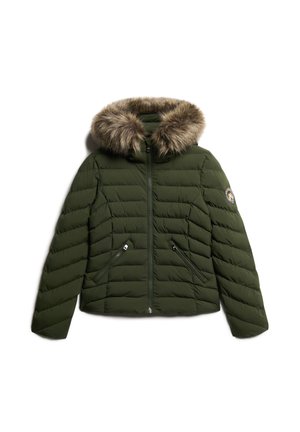 Giacca puffer verde oliva con cappuccio in pelliccia sintetica, chiusura con zip, due tasche laterali, pattern trapuntato e dettaglio del logo sulla manica.