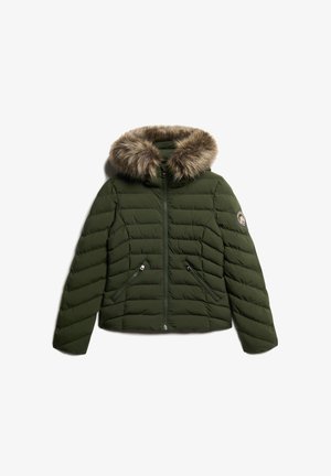 Giacca puffer verde oliva con cappuccio in pelliccia sintetica, chiusura con zip, due tasche laterali, pattern trapuntato e dettaglio del logo sulla manica.