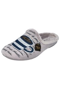 Zapatilla gris de felpa con un gráfico de taza, diseño a rayas y etiqueta de té. Textura suave y forro acolchado; acentos en escritura en la parte superior.