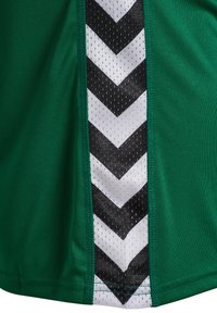 Grön idrottströja med en texturerad sidopanel i svart och vitt zigzag-mönster, tillverkad av andningsbart tyg med sömmar.