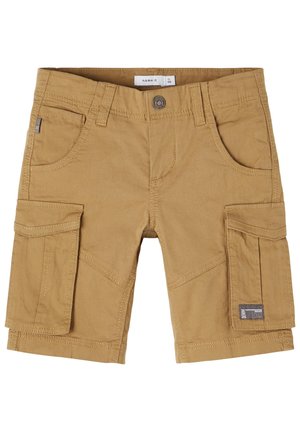 Short cargo beige avec passants pour ceinture, poches à rabats avant et latérales, fermeture à boutons, et petit écusson logo sur la poche droite.