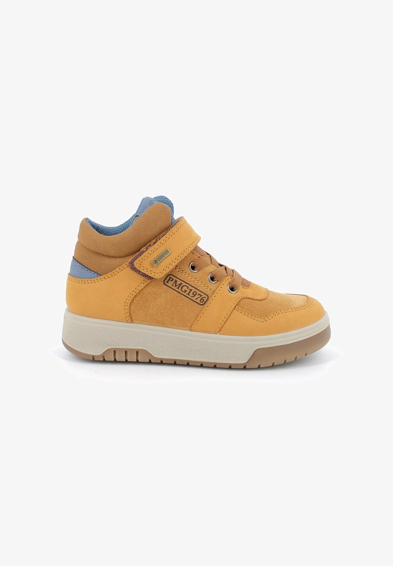 Sneakers alte in suede giallo con un colletto in tessuto blu. Presentano una fascia in Velcro e lacci marroni. Suola in gomma testurizzata.