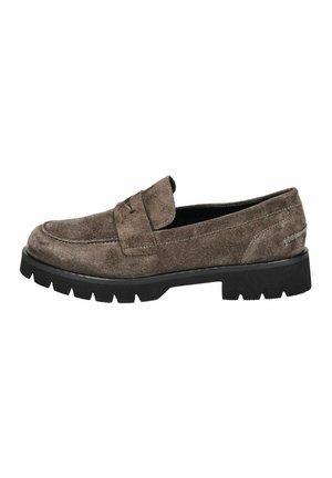 Mocassins en daim marron avec un bout arrondi, semelle extérieure en caoutchouc noir à profil bas et subtils détails de couture le long de la partie supérieure.