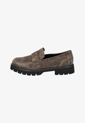 Mocassini in suede marrone con punta rotonda, suola in gomma nera a profilo basso e dettagli di cucitura discreti lungo la tomaia.
