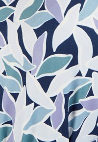 Stoff mit Blütenmuster in hellblauen, türkisfarbenen und lavendelfarbenen Blättern auf navy-blauem Hintergrund, mit einer glatten Textur.