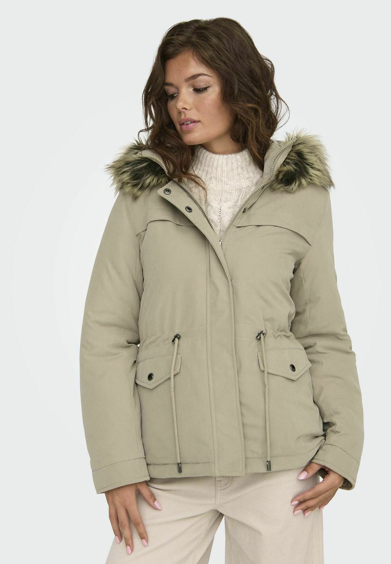 Khaki gepolsterte Jacke mit einer Kunstpelzkapuze, Reißverschluss vorne, Kordelzug in der Taille und zwei Vordertaschen. Strukturierter Stoff bietet Wärme und Komfort.